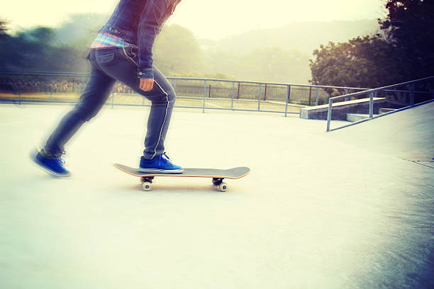 andare sullo skate-board gambe - fakie foto e immagini stock