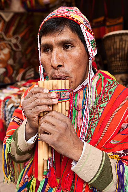 portret peruwiańska mężczyzna gra na siku (fletnia pana), pisac rynku - syringe zdjęcia i obrazy z banku zdjęć