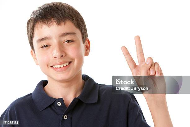 思春期の少年はpeace サインのクローズアップ化 - 白背景のストックフォトや画像を多数ご用意 - 白背景, 茶髪, 12歳から13歳