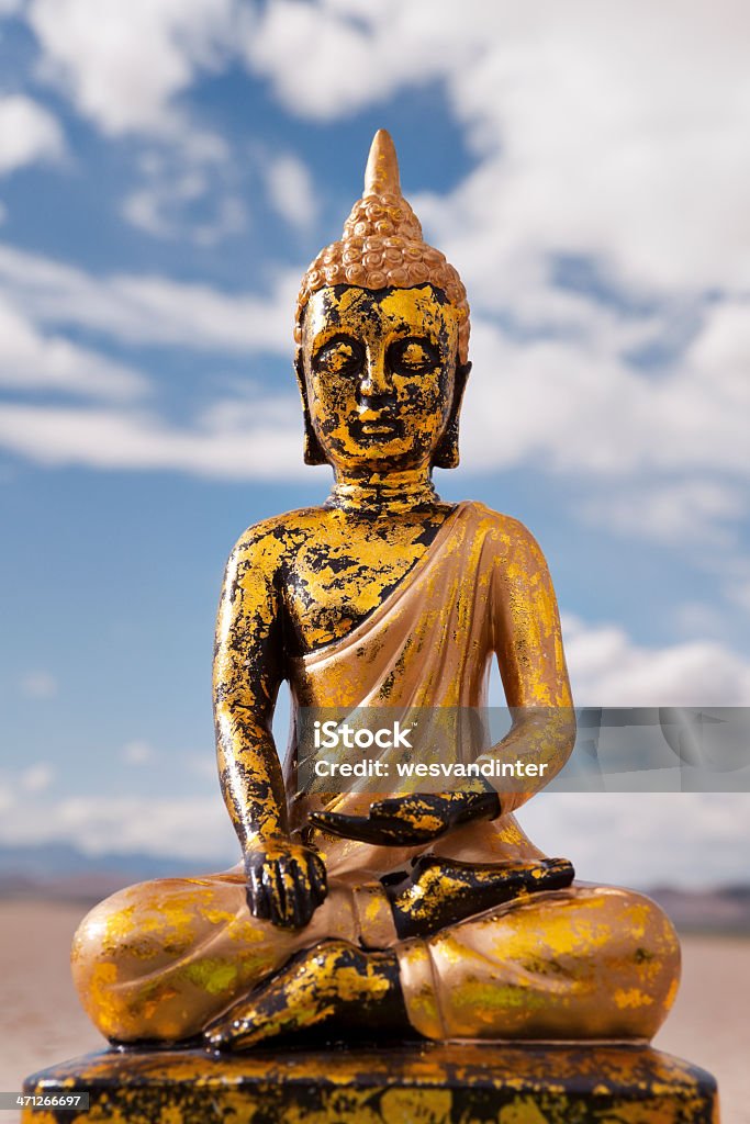 Buda tailandés y cielo nublado - Foto de stock de Amarillo - Color libre de derechos