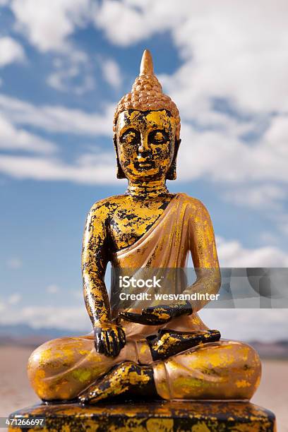 Buda Tailandés Y Cielo Nublado Foto de stock y más banco de imágenes de Amarillo - Color - Amarillo - Color, Azul, Bendición