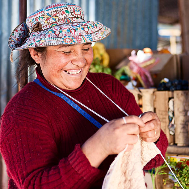 mujer en ropa nacional peruano, chivay, perú - trajes tipicos del peru fotografías e imágenes de stock