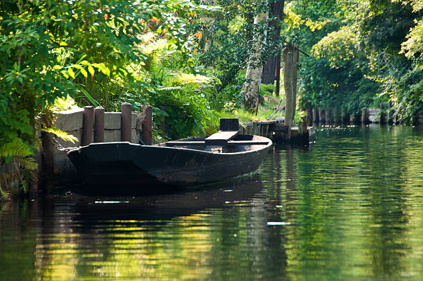 古い木製のボートにクリア川を spreewald /ドイツ - シュプレーヴァルト �ストックフォトと画像