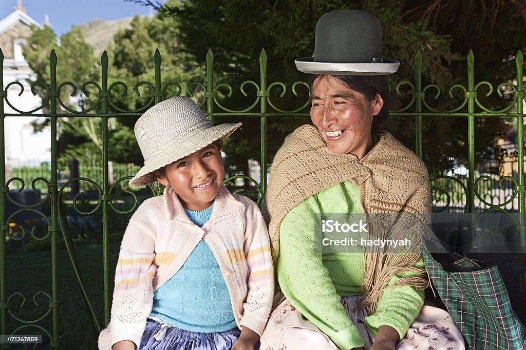 Boliviano mujer con su hija en ropa nacional, Copacabana - Foto de stock de Bolivia libre de derechos