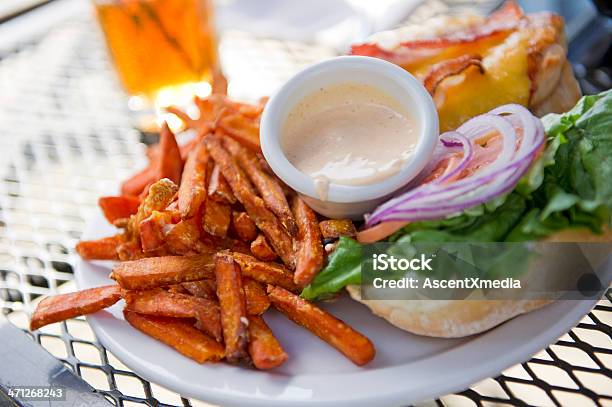 Chicken Burger I Pochrzyn Frytki - zdjęcia stockowe i więcej obrazów Frytki - Frytki, Pochrzyn, Bekon