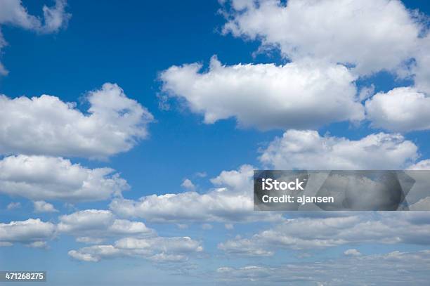 Foto de Olhando Para O Céu Com Nuvens Cumulus e mais fotos de stock de Azul - Azul, Baixo - Posição, Branco