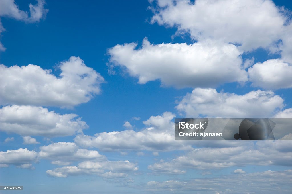 Глядя на неб�о с Кучевое облако - Стоковые фото Без людей роялти-фри