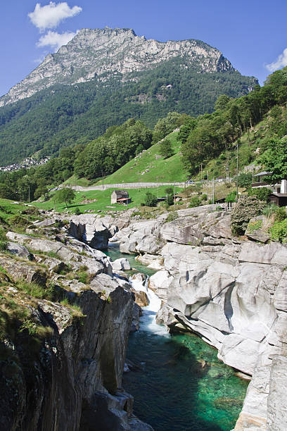 rivière et canions verzasca valley - swisse photos et images de collection