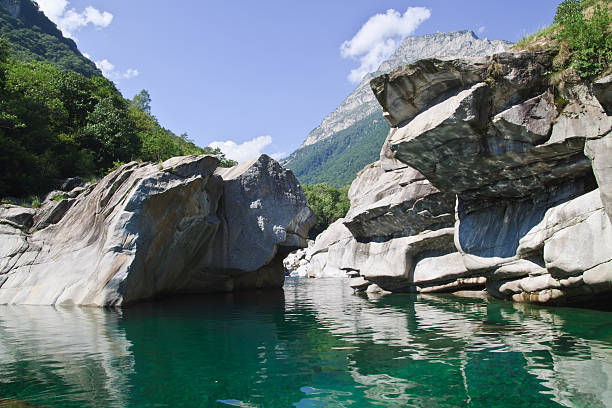 rivière et canions verzasca valley - swisse photos et images de collection