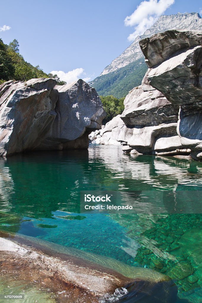 Valle Verzasca fiume e canions - Foto stock royalty-free di Acqua