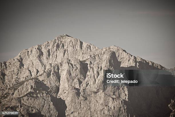 Photo libre de droit de Old Fashion Un Paysage De Montagnes Écusson banque d'images et plus d'images libres de droit de Abri de plage - Abri de plage, Alpes européennes, Blanc