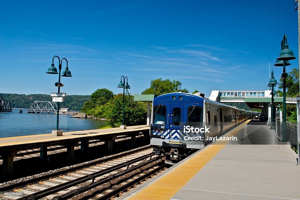 Pendler-Eisenbahn Zug im Bahnhof, der Bronx, New York City - Lizenzfrei Eisenbahnbrücke Stock-Foto