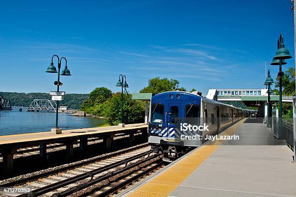 Pendlereisenbahn Zug Im Bahnhof Der Bronx New York City Stockfoto und mehr Bilder von Eisenbahnbrücke