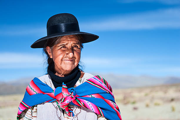 boliviano mujer en ropa nacional cerca de oruro, bolivia - bolivian culture fotografías e imágenes de stock