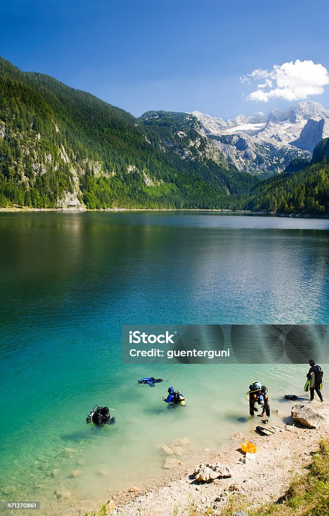 Immersioni in un lago alpino con montagne e i ghiacciai - Foto stock royalty-free di Immersione