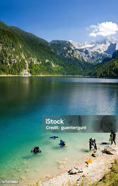 Immersioni In Un Lago Alpino Con Montagne E I Ghiacciai - Fotografie stock e altre immagini di Immersione