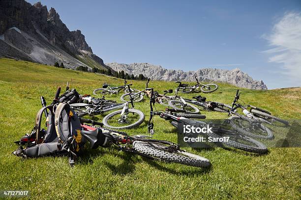 Bicicletas En La Pausa Alpes Dolomíticos Foto de stock y más banco de imágenes de Aire libre - Aire libre, Alpes Dolomíticos, Alpes Europeos