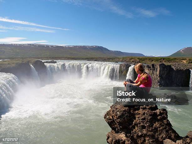 女性ハイカー休息にゴダフォス滝アイスランドます - ゴダフォス滝のストックフォトや画像を多数ご用意 - ゴダフォス滝, 観光客, アイスランド