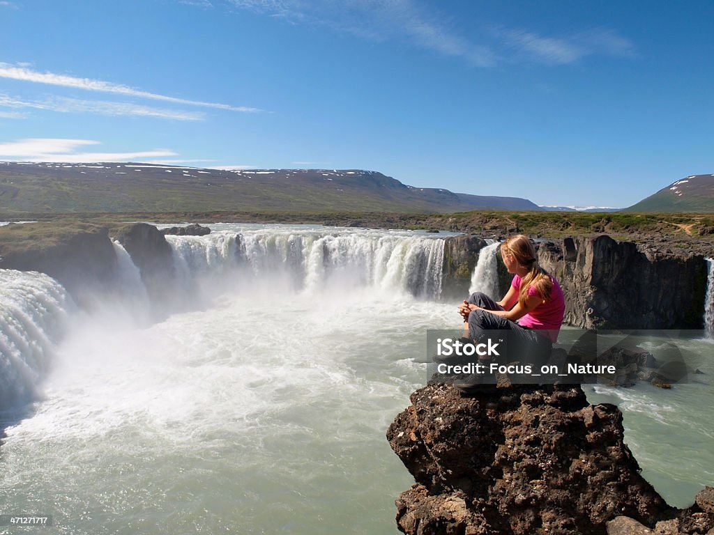 Kobieta odpoczynku na szlak Godafoss Wodospad, Islandia. - Zbiór zdjęć royalty-free (Wodospad Godafoss)