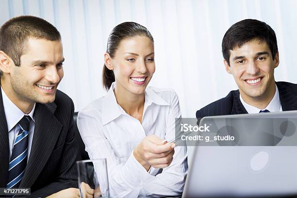 Foto de Três Empresários Trabalhando Com O Laptop No Escritório e mais fotos de stock de Adulto