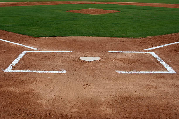 placa de campo de béisbol en casa - baseball diamond fotos fotografías e imágenes de stock