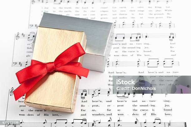 Scatola Regalo E Musica - Fotografie stock e altre immagini di Regalo - Regalo, Spartito, Archetto