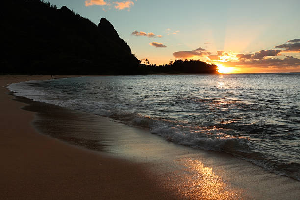 hawaiian atardecer en el famoso bali hai - makana peak fotografías e imágenes de stock