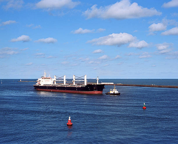 istock Nave al traino - Drawing (pulling) of ship 471274351