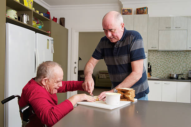 ホーム carer 男性のご不自由なお客様のサポート - bald patch ストックフォトと画像