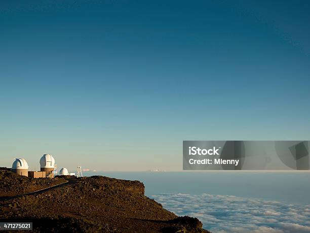 Photo libre de droit de Observatoire Un Espace Audessus Des Nuages banque d'images et plus d'images libres de droit de Parc National d'Haleakala - Parc National d'Haleakala, Angle de prise de vue, Antenne individuelle