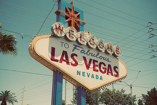 cartel de las vegas - welcome to fabulous las vegas sign photography landmarks travel locations fotografías e imágenes de stock