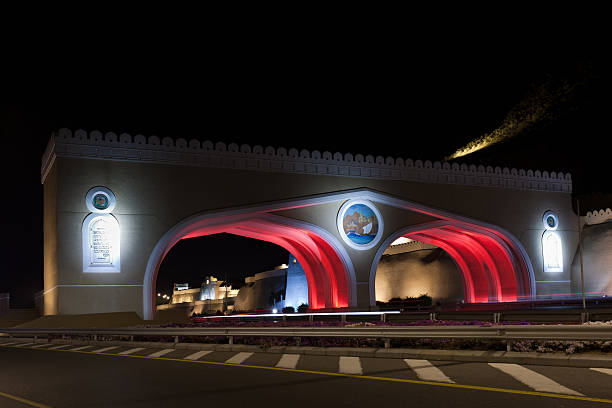 matrah шоссе городские ворота ночь султаната оман - middle east highway street night стоковые фото и изображения