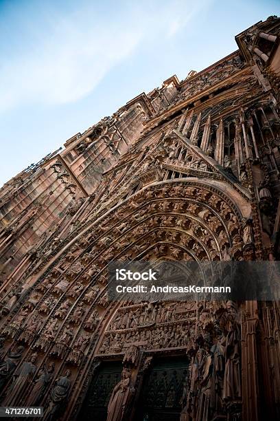 Cattedrale Di Strasburgo - Fotografie stock e altre immagini di Alsazia - Alsazia, Arco - Architettura, Arco a sesto acuto