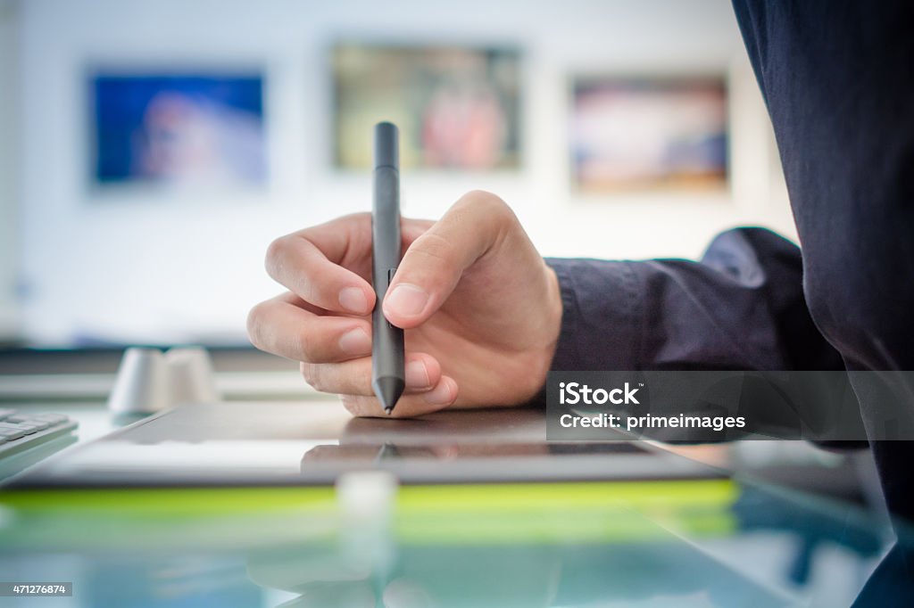 Graphic designer mano utilizzando digitale tablet pen - Foto stock royalty-free di Tecnigrafo