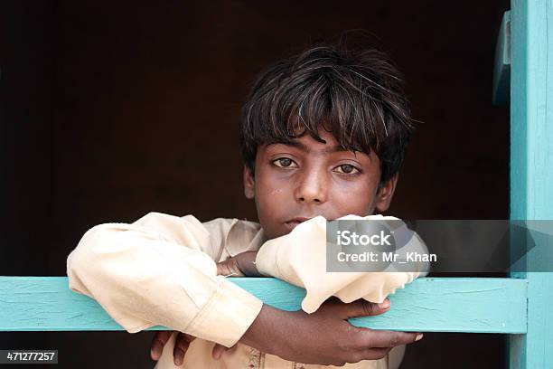Foto de Menino e mais fotos de stock de Criança - Criança, Depressão - Tristeza, Fome extrema