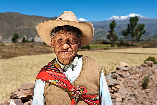 hombre en ropa nacional peruano, chivay, perú - trajes tipicos del peru fotografías e imágenes de stock