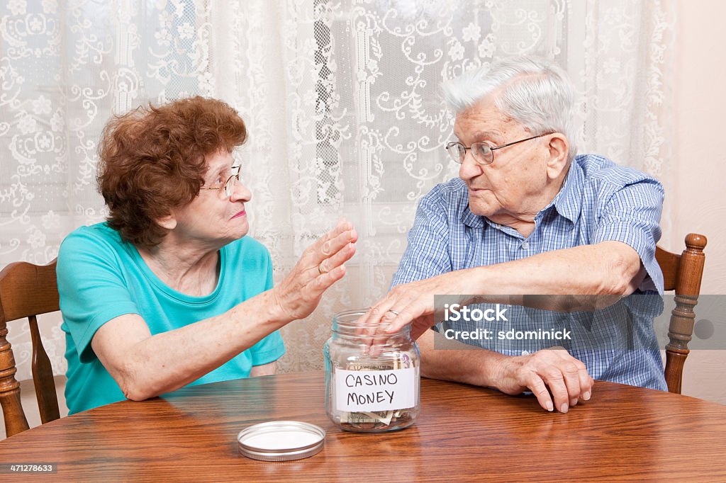 Mujer mayor Smacking su marido de la mano - Foto de stock de Humor libre de derechos