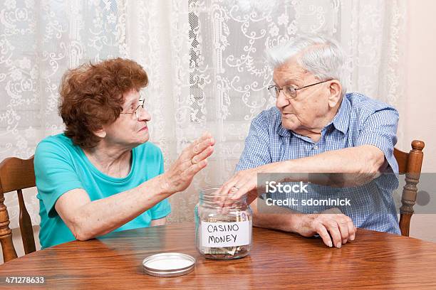 Mujer Mayor Smacking Su Marido De La Mano Foto de stock y más banco de imágenes de Humor - Humor, Pareja mayor, Abofetear