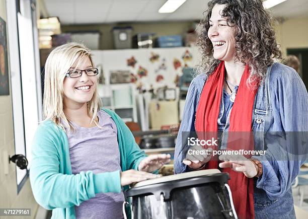 Foto de Menina Aprendendo A Jogar De Tambores De Conga e mais fotos de stock de Aprender - Aprender, Conga, Sala de aula