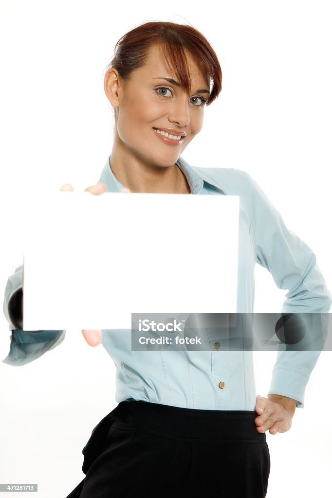 Uśmiechnięta kobieta przytrzymanie puste karty biznesowe - Zbiór zdjęć royalty-free (20-24 lata)