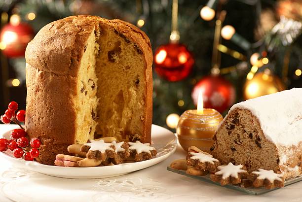 istock Christmas cakes and cookies 471282275