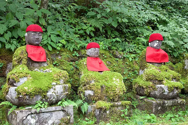 A line of stone statues of Jizo (Buddhist guardian deity). There were once 100 stone statues of Jizo including 2 big statues, called "Oya Jizo" (parent jizo), here, before the flood in 1902. Today there are 74 statues standing in a line. The statues were carved by the disciples of archbishop Tenkai (1536-1643).