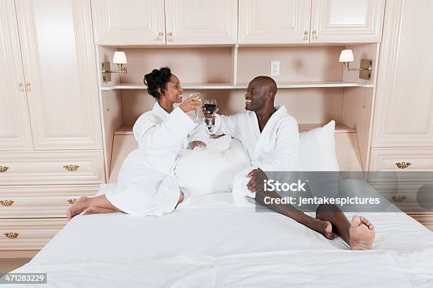 Foto de Casal Desfrutando De Serviço De Quarto e mais fotos de stock de 20 Anos - 20 Anos, 30 Anos, Aconchegante