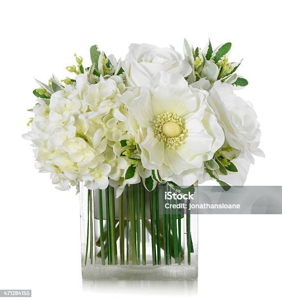 Photo libre de droit de White Rose Hortensia Et Bouquet De Porcelaine Sur Fond Blanc banque d'images et plus d'images libres de droit de Vase