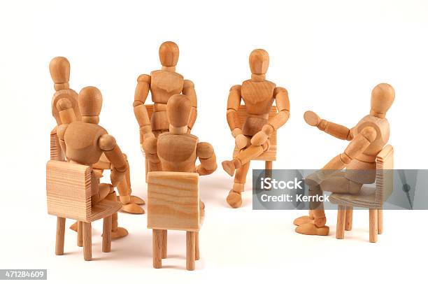 Gruppe Von Menschen Sprechen Über Holzpuppen Im Circle Stockfoto und mehr Bilder von Holz