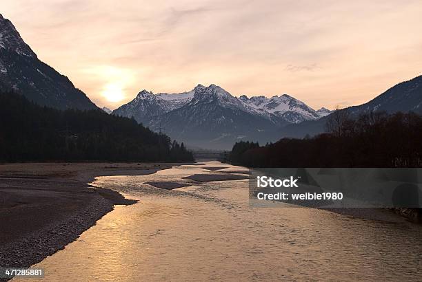 River Lech In Österreich Bei Sonnenuntergang Stockfoto und mehr Bilder von Bedeckter Himmel - Bedeckter Himmel, Berg, Bucht