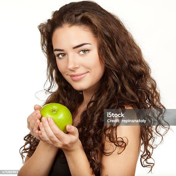 Schöne Brunette Holding Apple Stockfoto und mehr Bilder von Abnehmen - Abnehmen, Apfel, Attraktive Frau