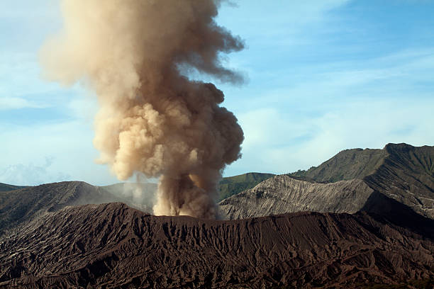 mt. bromo erupcji 2010 r. - bromo crater zdjęcia i obrazy z banku zdjęć