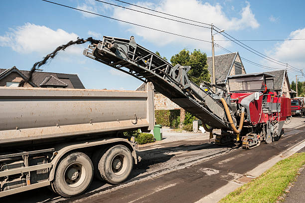 asphaltstraße fräse - resurface stock-fotos und bilder