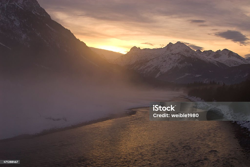 Sonnenuntergang in Österreich River "Lech" mit Blumenmuster - Lizenzfrei Alpen Stock-Foto